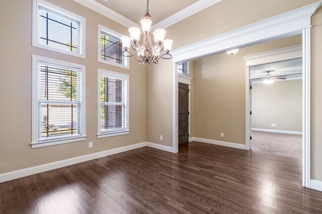 Building Photo - Beautiful Luxury Home!