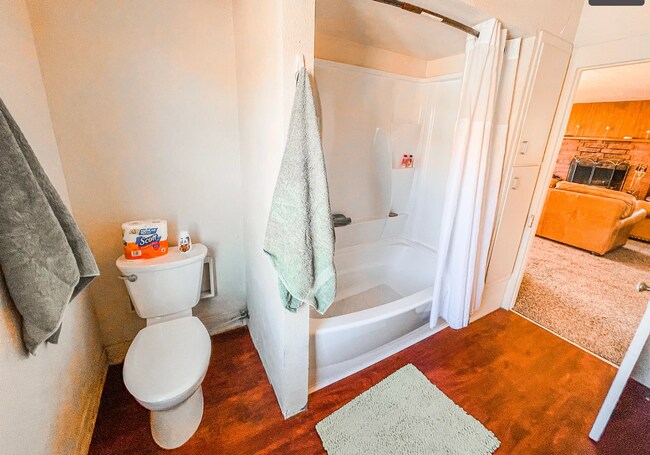 Building Photo - Historic Farmhouse in Crooked River Ranch Available!