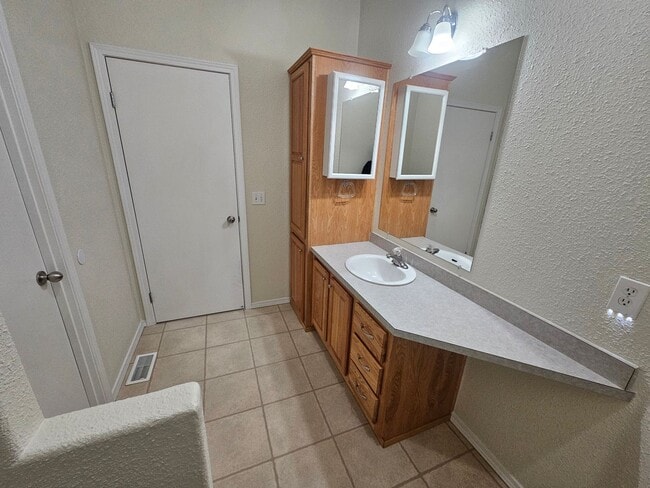 Building Photo - Spacious Home on 5 Acres For Rent!