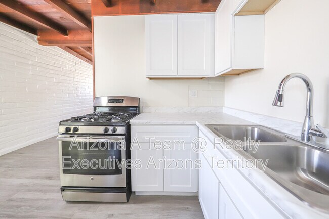 Building Photo - 3550 E Blacklidge Dr