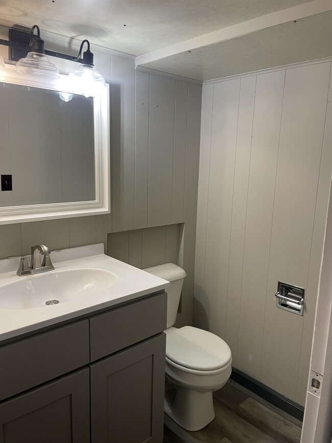 Building Photo - 503 E 8th St