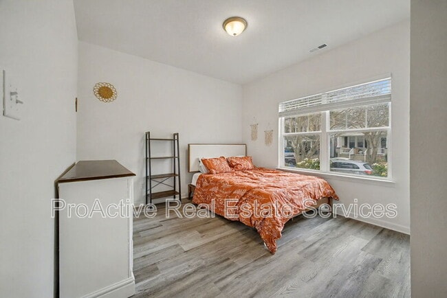 Building Photo - 3026 Peronne Ave