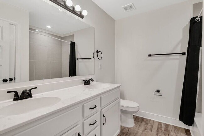 Building Photo - Beautiful Rental in The Highlands – Spacio...