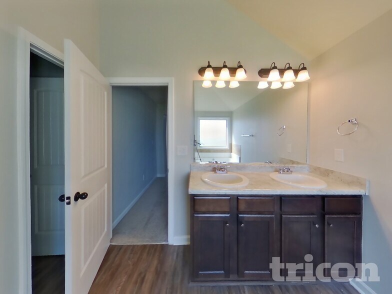 Building Photo - 131 Huntsman Dr