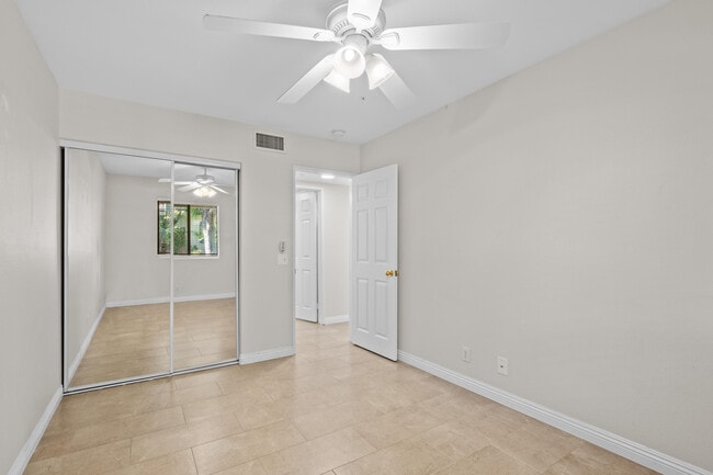 Building Photo - 424 Tava Ln