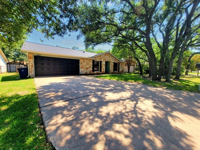 Building Photo - 3 Bed, 2 Bath Single-Level Gem with Firepl...