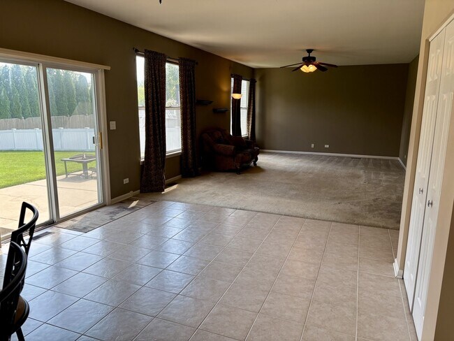Building Photo - 624 Vista Dr