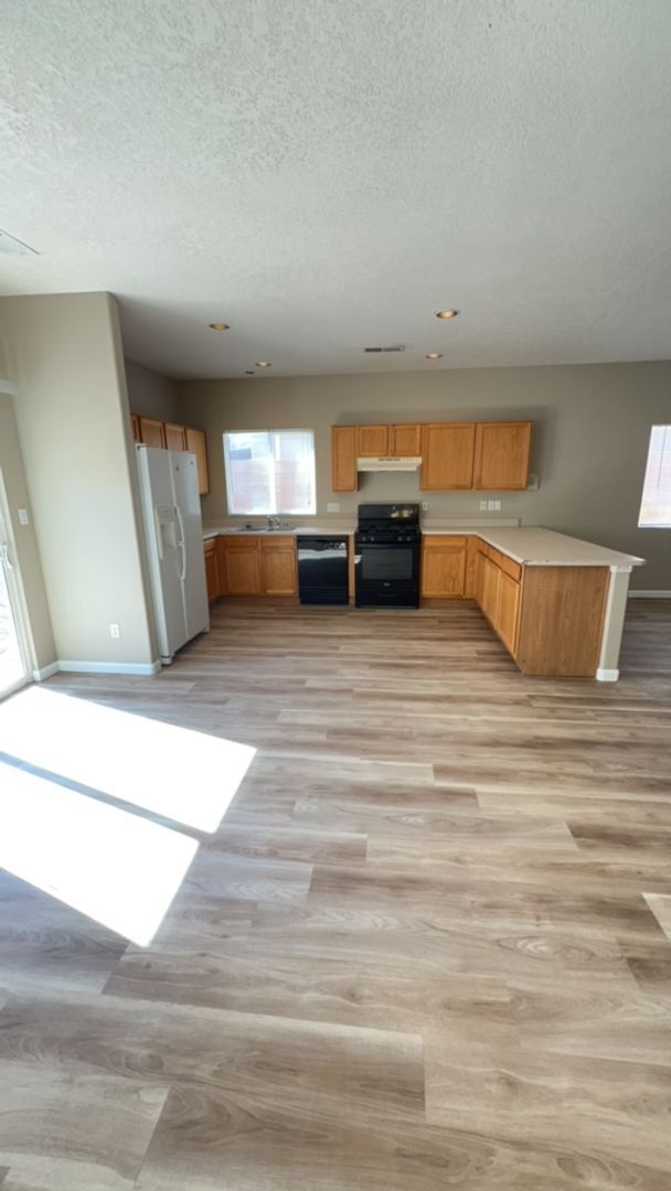 Building Photo - Beautiful 4 Bedroom 2.5 Bath home in the Vista Del Norte Subdivision