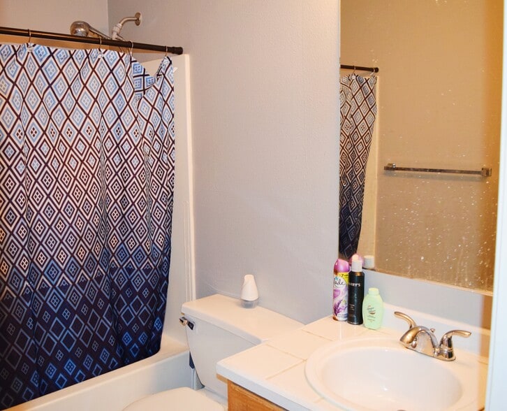 Hall Bath - 7414 NE Shaleen St