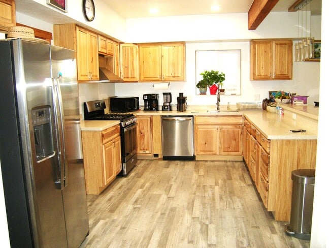 Building Photo - Townhome