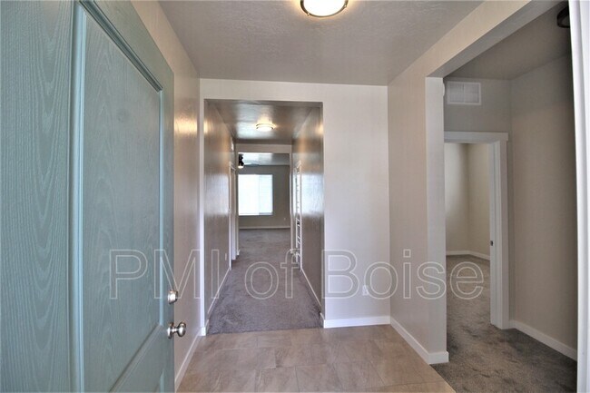 Building Photo - 3098 W Everest St