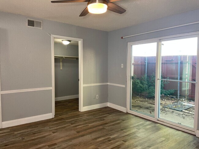 Building Photo - Briarpark Village