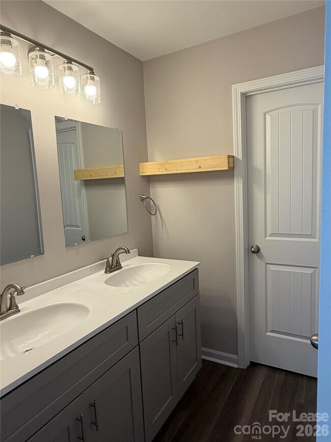 Building Photo - 408 S Elm St