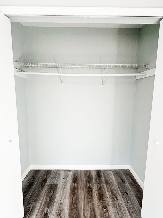 Building Photo - Renovated townhome in Great Alpharetta location