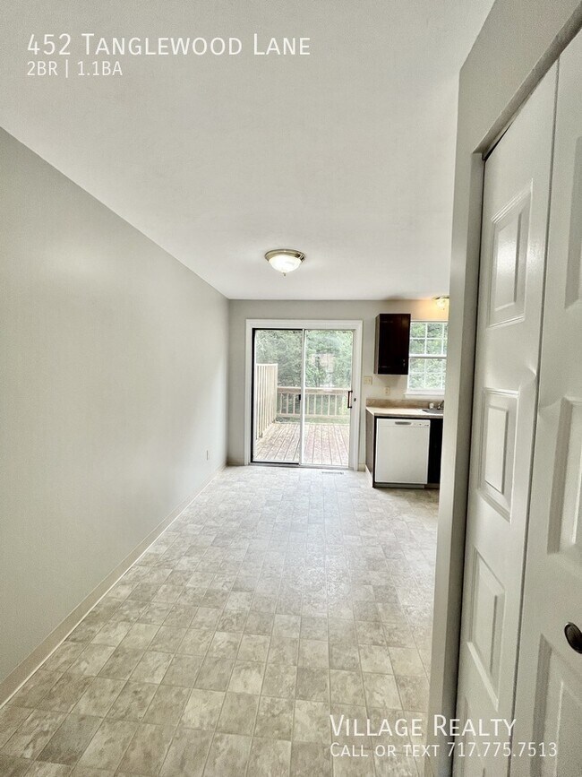 Building Photo - 452 Tanglewood Ln