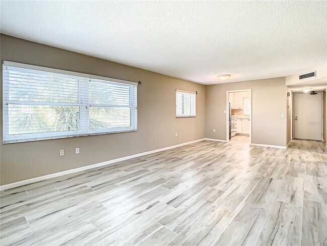 Building Photo - 4575 Cove Cir