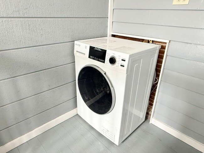 Building Photo - Newly Remodeled 2 BR/1 BA Home!