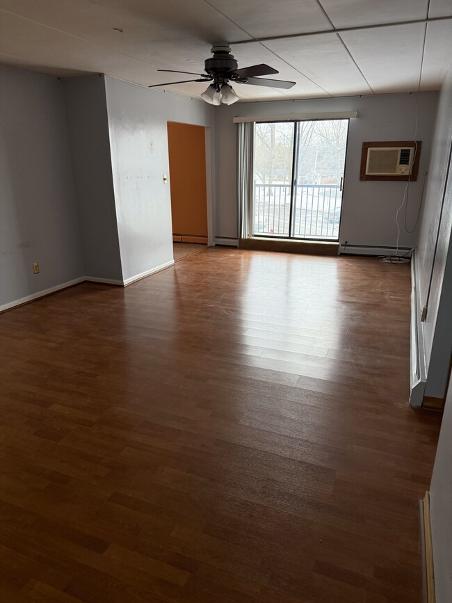 Large Living Room - 1575 W Street Rd