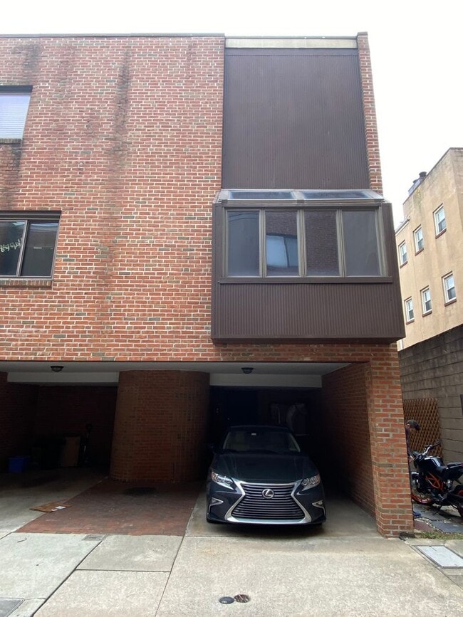 Building Photo - Incredible 2-Bedroom Apartment in Queen Vi...