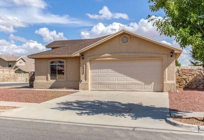 Building Photo - Refreshing 3 Bedroom Property with REFRIGERATED AIR 20 minute drive to Fort Bliss