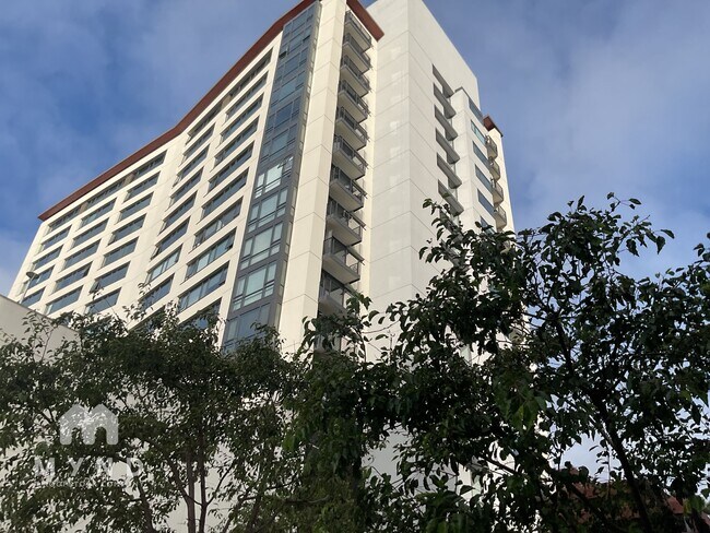 Building Photo - 260 King St