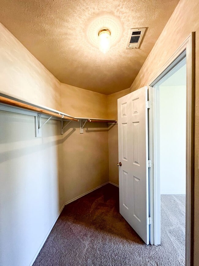 Building Photo - Available Now Beautiful 1 story, 4 bedroom, 2 bath, 2 car garage home with fire place, garage doo...