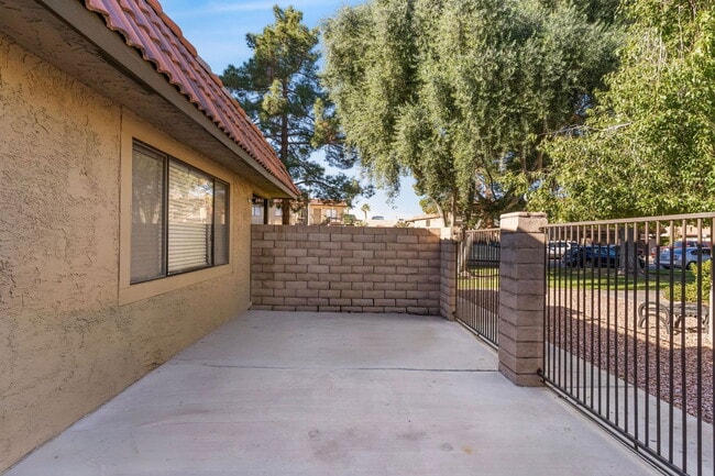 Building Photo - 735 Apple Tree Ct