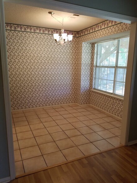 Building Photo - 2206 Aspen Ter