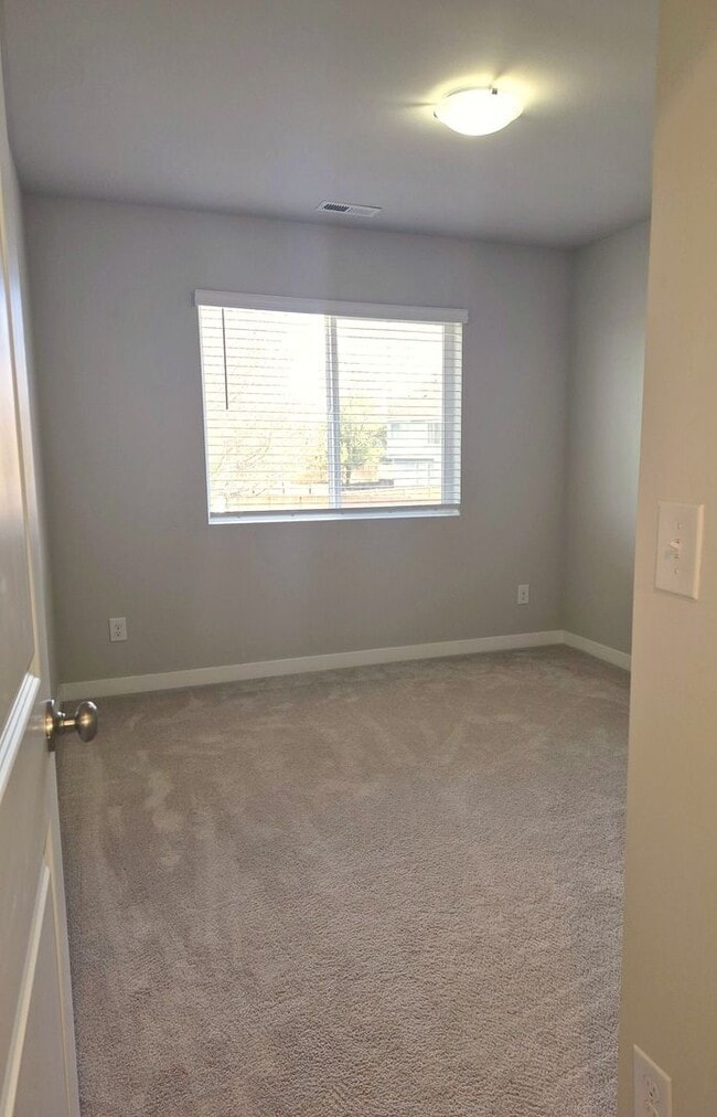 Building Photo - Beautiful 5BD/3BA home located in Rainer Ridge