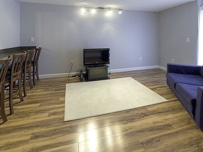 Building Photo - Spacious Studio Apartment with Stunning Vi...