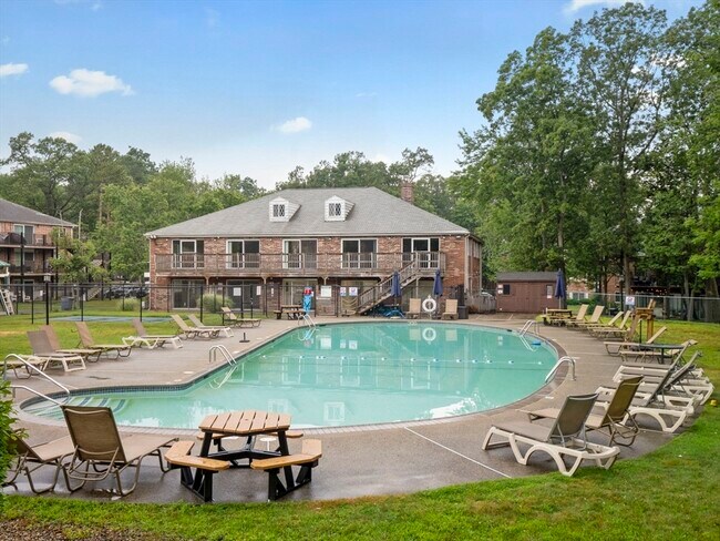 Building Photo - 90 Edgelawn Ave