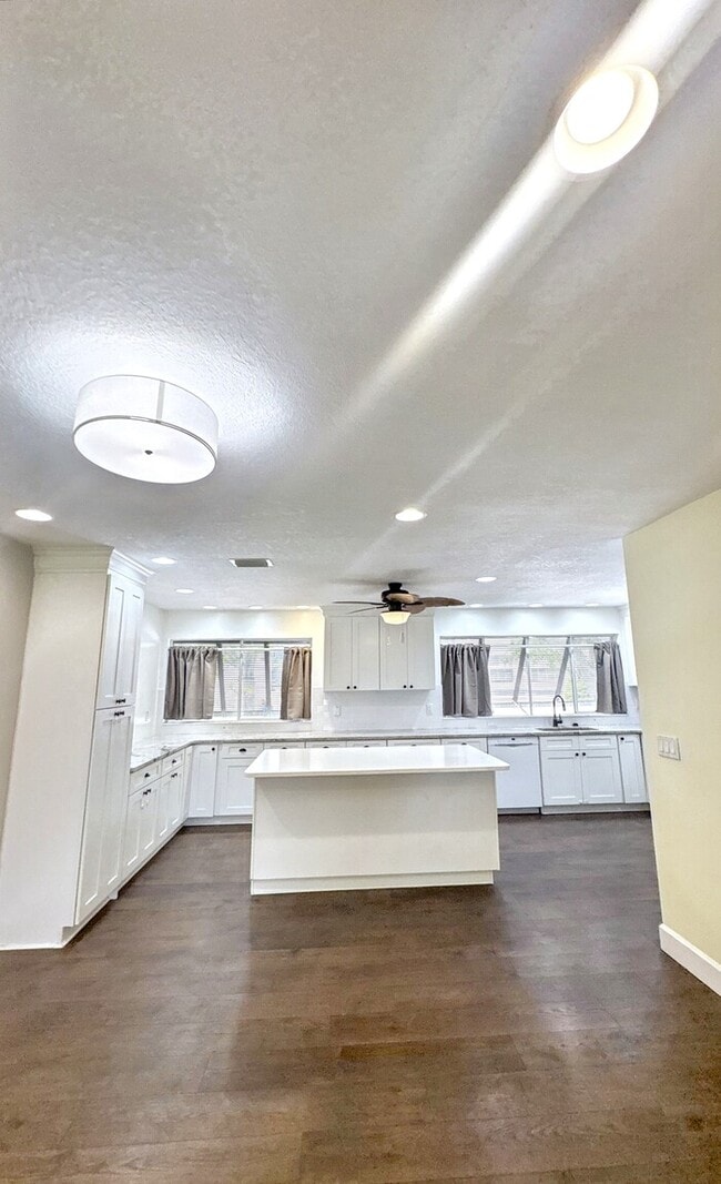 Building Photo - 13963 Lake Point Dr