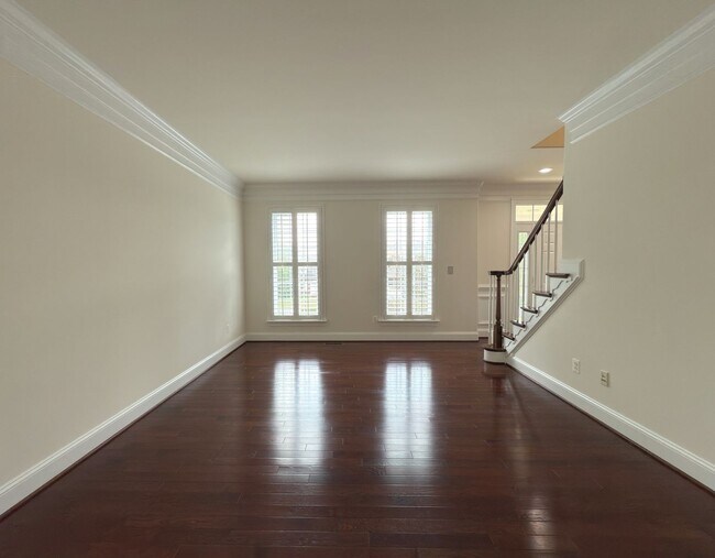 Building Photo - Spacious 4 Bed 5.5 Bath Home in Annandale,...