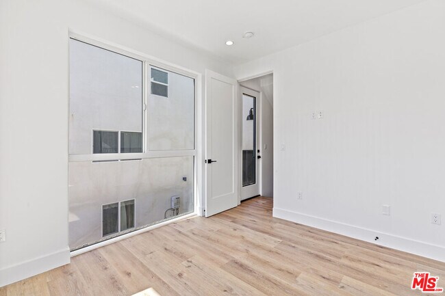 Building Photo - 10915 Hesby St