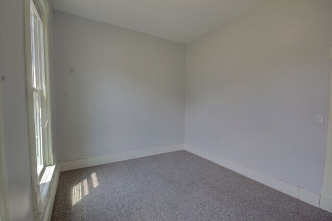 Building Photo - SL LUN520