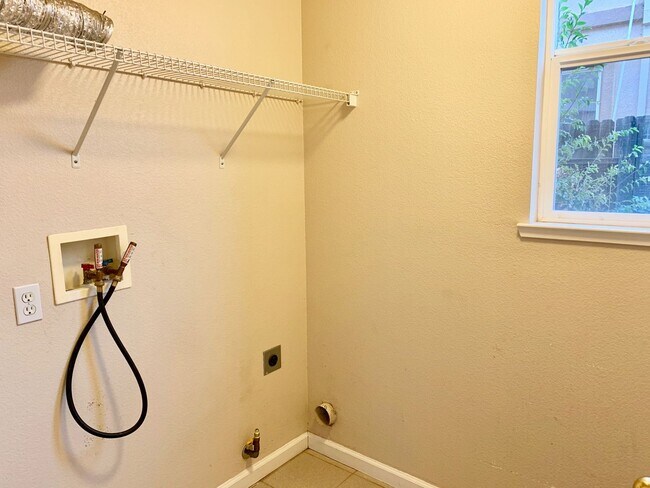 Building Photo - Beautiful Brentwood home with bed and full bath downstairs