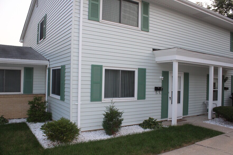Primary Photo - 10S432 Echo Ln
