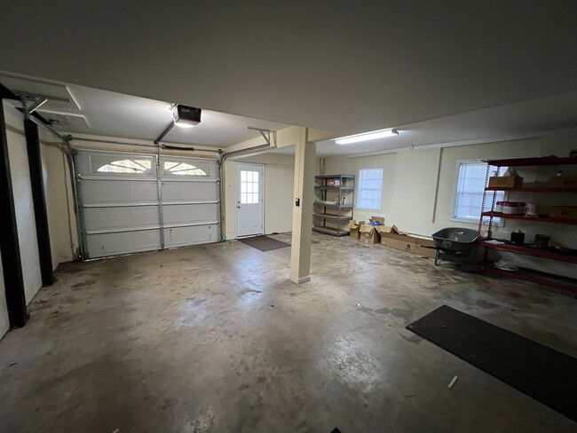 Building Photo - Watkinsville Gem Near Downtown!