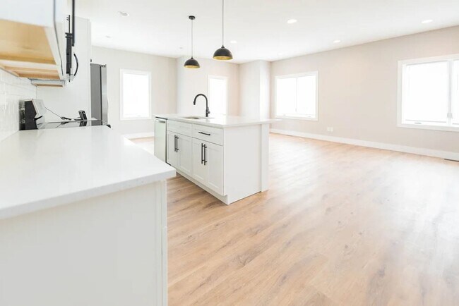Building Photo - 307 W Kenwood Dr