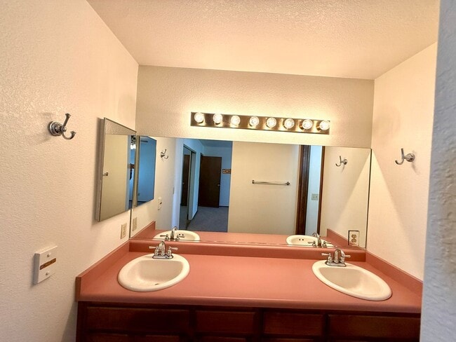 Building Photo - Spacious 3BR Cul-de-Sac Home with Bonus Room, New Carpet & Split Floor Plan!