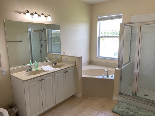 master bath (lake view) - 3511 Milan Dr