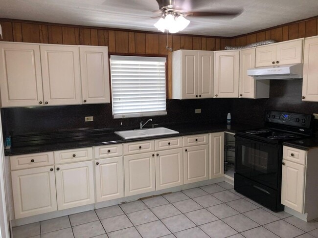 Building Photo - 661 Colson Dr