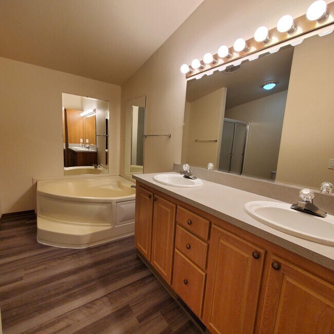 Building Photo - Pet Friendly 4 bedroom 2 bath home w/ 2 car garage