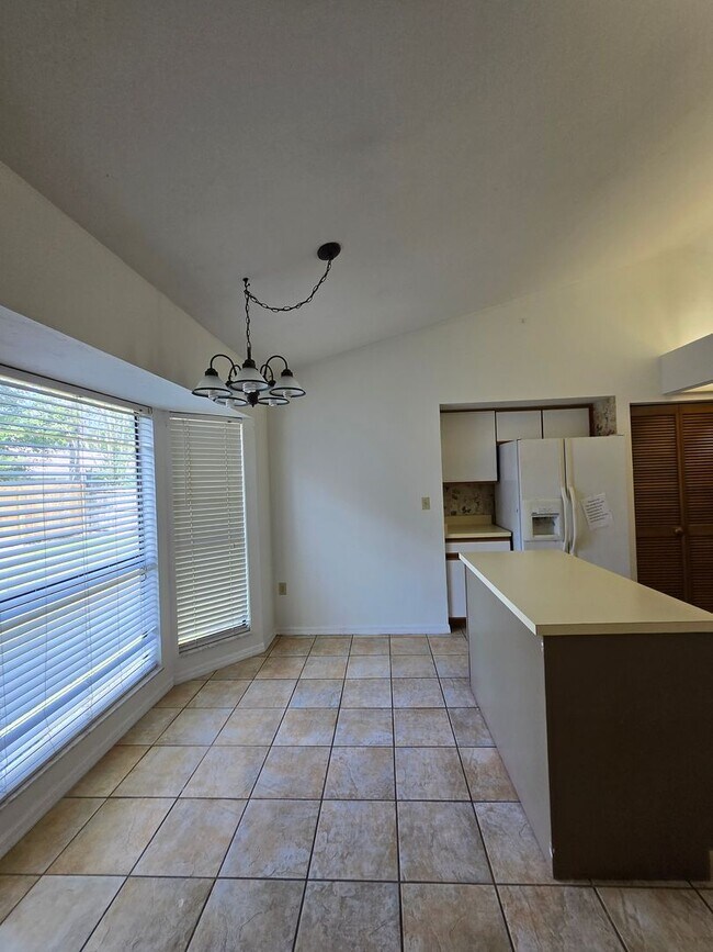 Building Photo - Springtree - Beautiful, spacious home