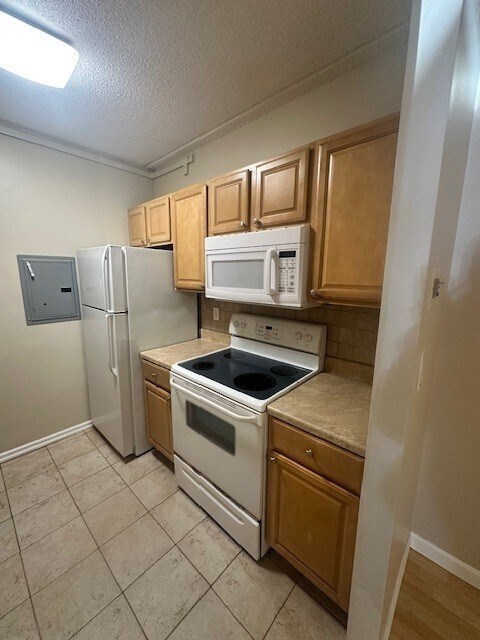 Building Photo - 16-16 Ellery St