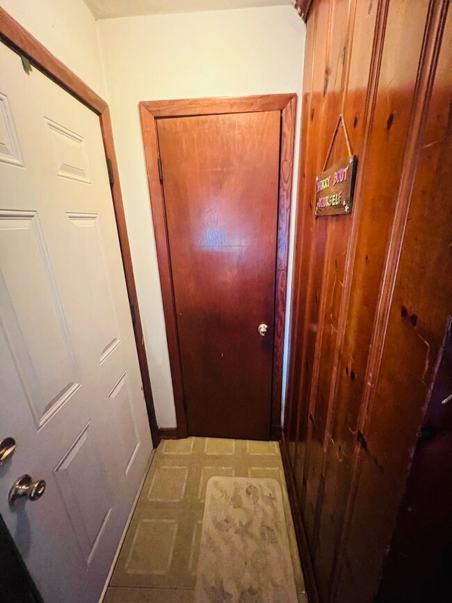 Building Photo - Adorable 3bdrm/1bth Brich Rancher Convenie...
