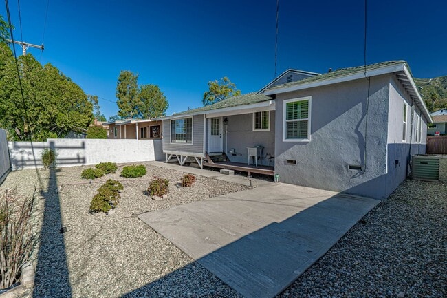 Building Photo - Charming 3-Bedroom Home for Rent in La Crescenta!