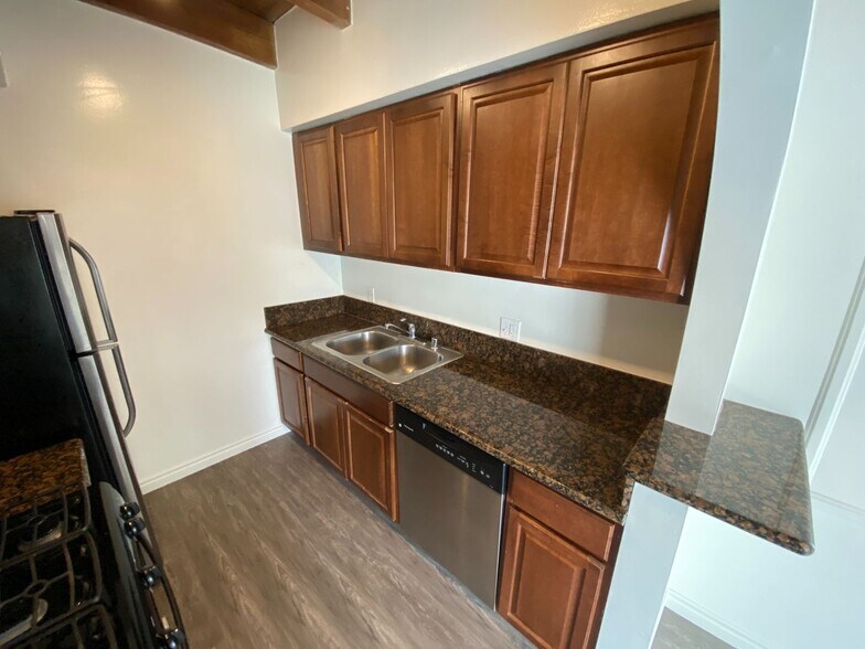 Building Photo - 3728 S Bentley Ave