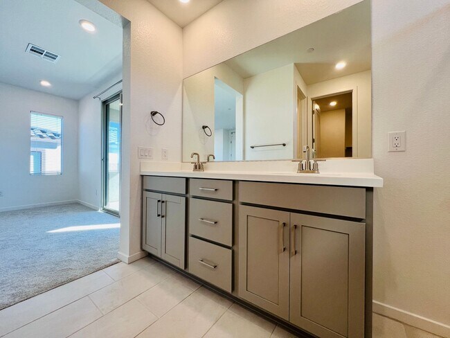 Building Photo - s 4 bedroom 2.5 Bathrooms with Loft, home ...