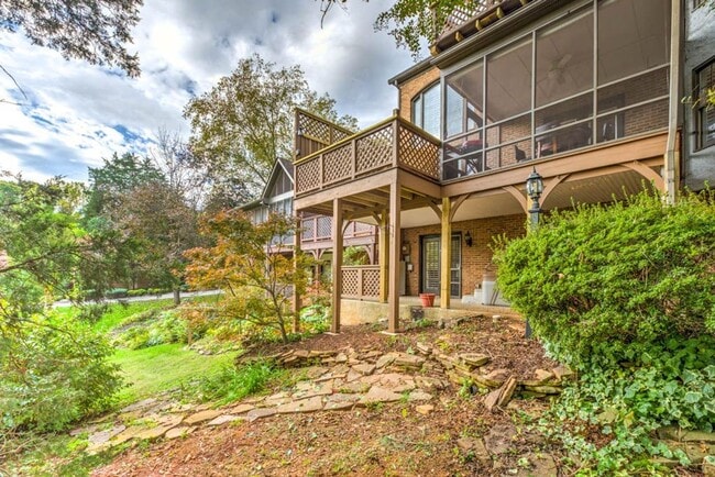 Building Photo - Gorgeous, multi-level condo!